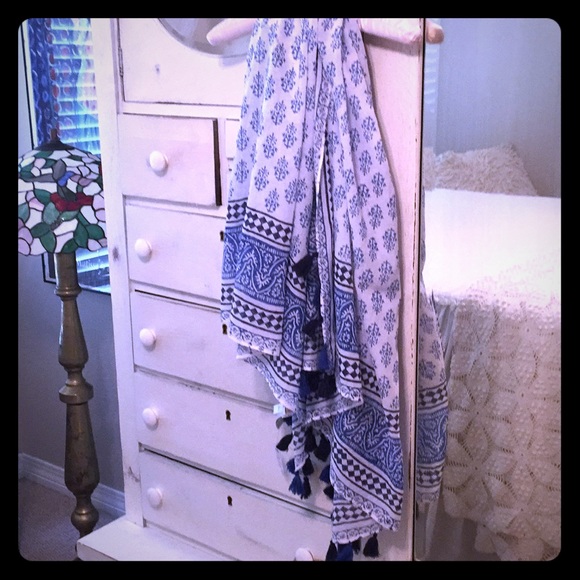 💙 Blue White 🔷 Chico’s 🔷 Tasseled 🔷 Scarf 💙 - Picture 1 of 7
